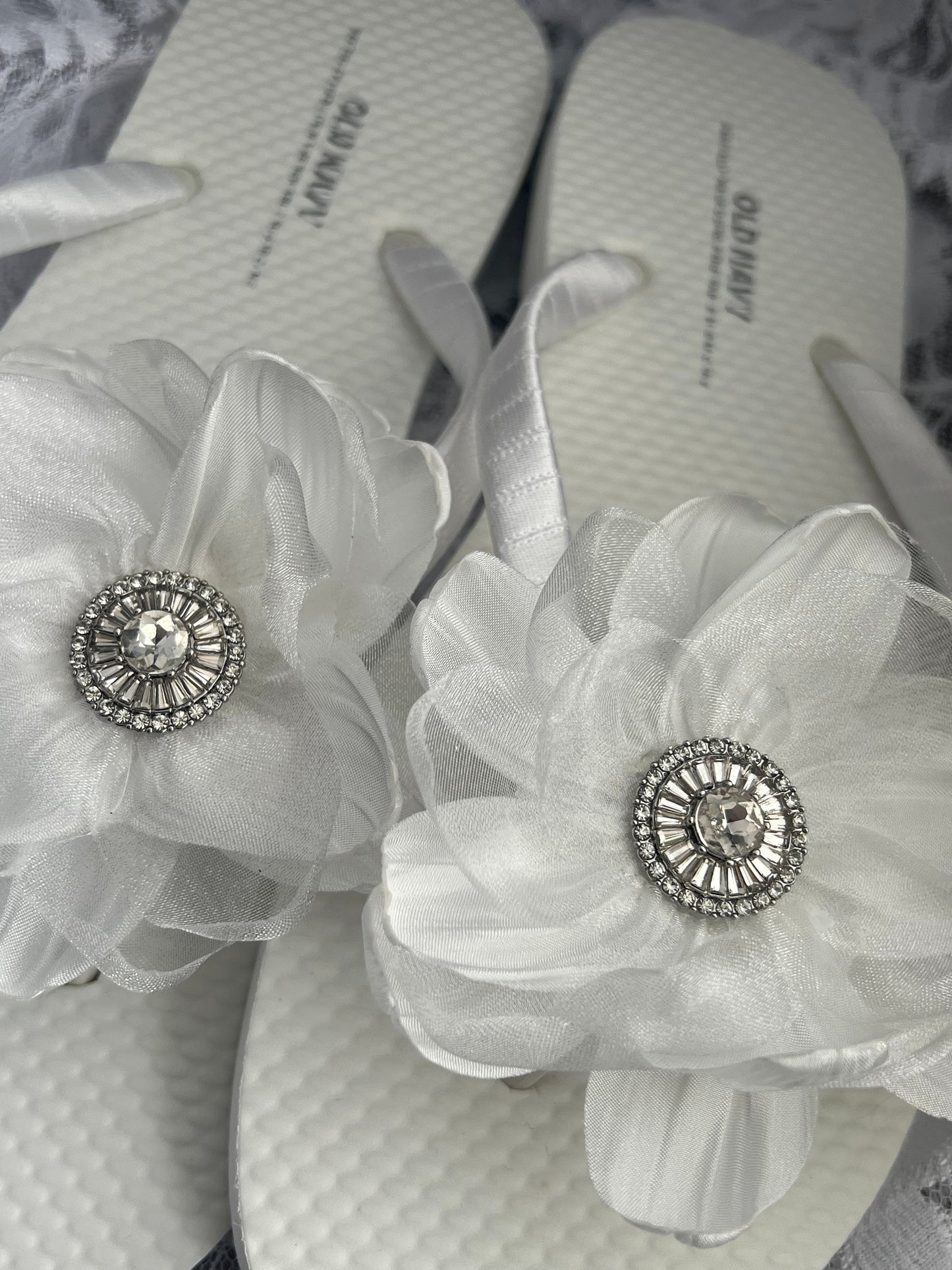 White Bridal Flip Flops, White Flower Wedding Sandals, Flower Flip Flop, Bridal Sandals, White Wedding Flip Flops, Bridal Gift Party