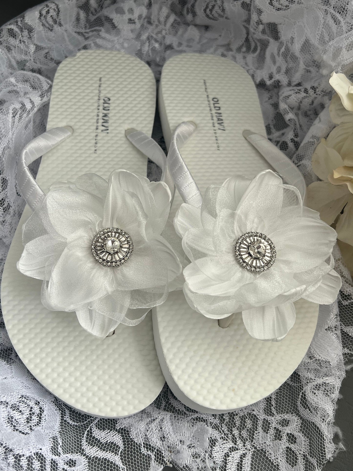 White Bridal Flip Flops, White Flower Wedding Sandals, Flower Flip Flop, Bridal Sandals, White Wedding Flip Flops, Bridal Gift Party