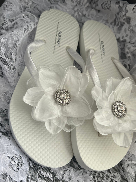 White Bridal Flip Flops, White Flower Wedding Sandals, Flower Flip Flop, Bridal Sandals, White Wedding Flip Flops, Bridal Gift Party