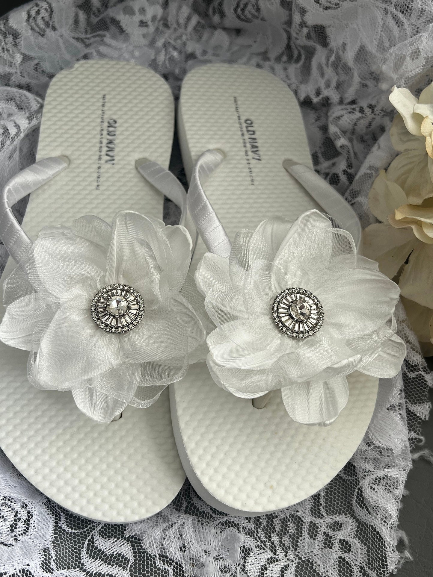 White Bridal Flip Flops, White Flower Wedding Sandals, Flower Flip Flop, Bridal Sandals, White Wedding Flip Flops, Bridal Gift Party